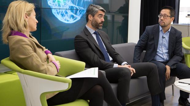 De izquierda a derecha, Concha Iglesias, socia de Deloitte; Luis Enríquez, consejero delegado de Vocento; y Paul Lee, head of global TMT Research