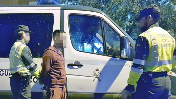 Fotografía facilitada por la Guardia Civil, que ha detenido a un conductor en una carretera del municipio de Cartagena (Murcia) por dar positivo en consumo de cocaína, cannabis, anfetaminas y metaanfetaminas, además de por conducir de forma temeraria, no llevar el carné y tener éste desde 2016 todos los puntos perdido