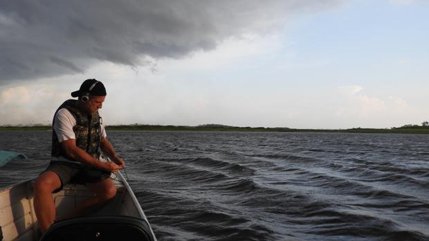 En el Amazonas grabando delfines de agua dulce