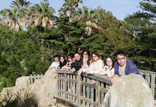 Ester Nadal, junto a un grupo de amigos de la Asociación Down Lérida, durante un viaje