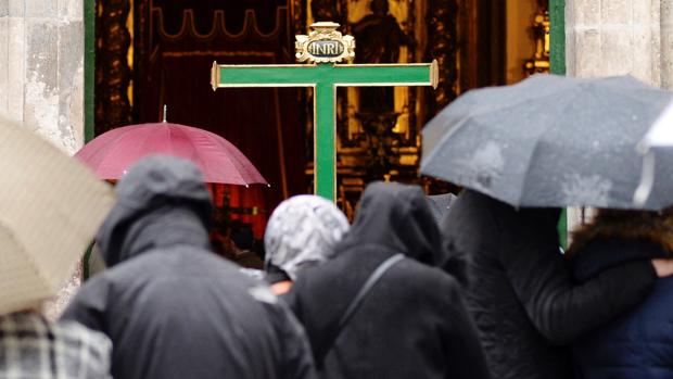 La lluvia que ha comenzado a caer esta tarde en Valladolid ha obligado a suspender la Procesión General del Viernes Santo