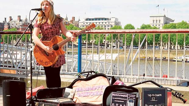 Una música en la calle de Londres