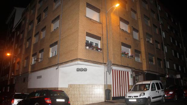 Fachada del edificio ubicado en el número 4 de la calle Felicidad de Gijón, donde han sido hallados los cadáveres de un matrimonio de octogenarios en el interior de su domicilio