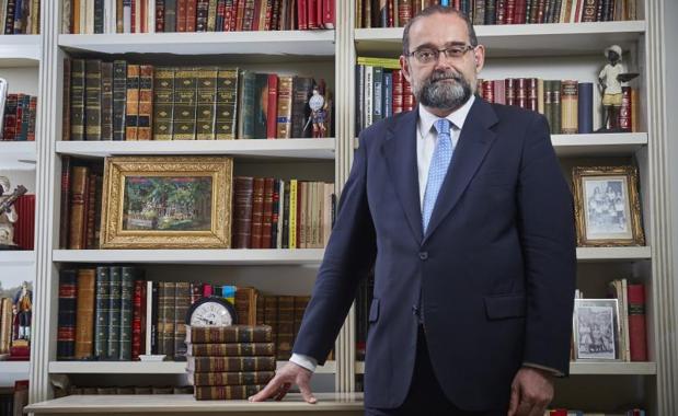Alfonso Bullón de Mendoza en su biblioteca