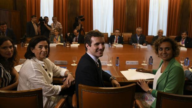 El presidente del PP, Pablo Casado, entre la portavoz del grupo popular, Dolors Montserrat, derecha, y la de Educación, Sandra Moneo, reunido con el sector educativo
