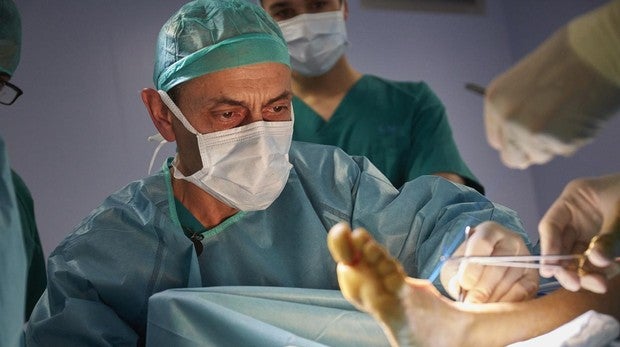 El doctor Benito Duque durante una intervención el pasado mes de junio