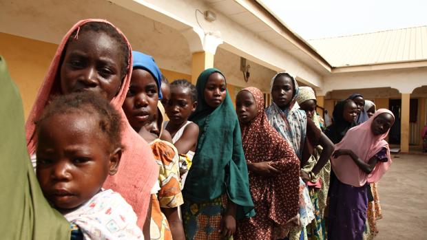 Imagen de archivo de varias mujeres y niñas en Nigeria