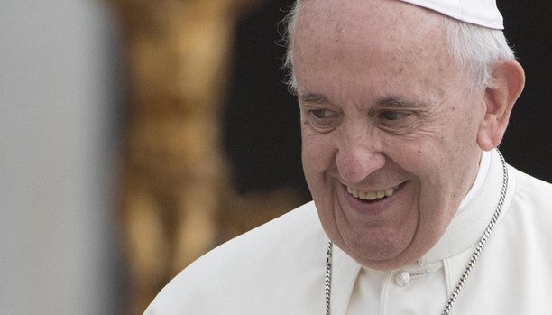 El Papa Francisco sonríe durante su tradicional audiencia general celebrada en la Plaza de San Pedro del Vaticano, en la Ciudad del Vaticano
