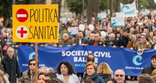 Manifestación organizada por la plataforma ciudadana «Mos Movem» por las calles del centro de Palma el pasado 18 de febrero, para protestar contra el decreto que el Gobierno balear aprobaría finalmente para exigir la acreditación del conocimiento del catalán a los trabajadores de la sanidad pública de las islas