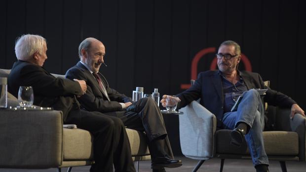 Alfredo Pérez Rubalcaba, junto al cardenal de Valencia, Antonio Cañizares, y Carlos Herrera