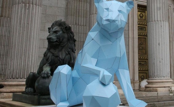 Una leona de cartón ha sido colocada en el Congreso con motivo del Día Internacional de la Niña, hoy 11 de octubre