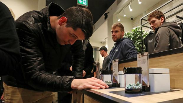 Varios clientes en una de las tiendas que ya vende marihuana de forma legal
