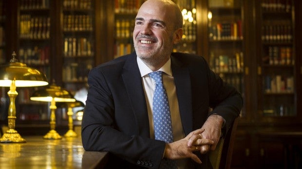 Benedicto, en la espléndida bliblioteca de la secretaría de Estado del Ministerio de Política Territorial