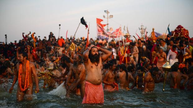 Miles de personas se sumrgen en las aguas de los sagrados ríos durante el Kumbh Mela