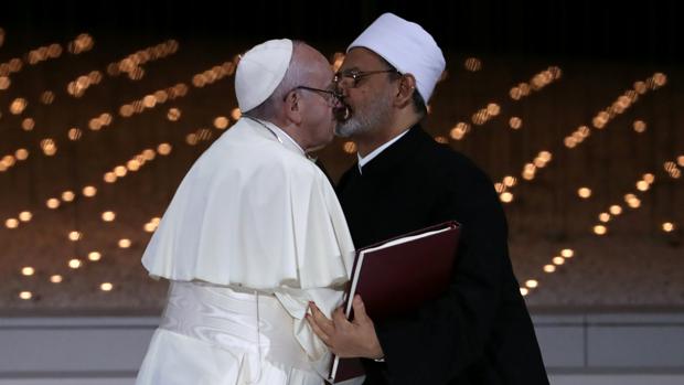 Beso entre el Papa Francisco y el gran imán de al-Azhar Sheikh Ahmed al-Tayeb