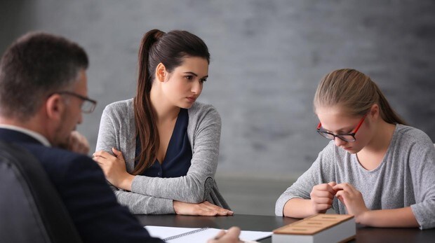 Es más habitual de lo que pensamos ver a padres que pretenden decir a los profesores cómo deben enseñar o incluso puntuar la asignatura