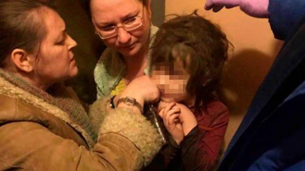 Momento en el que la niña es encontrada entre montones de basura en un piso de Moscú