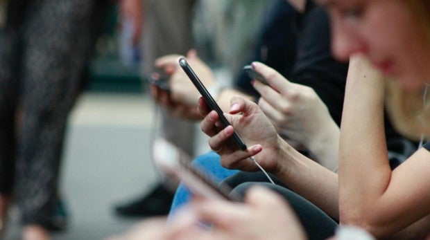 La adicción a los teléfonos inteligentes y el apoyo social se relacionan negativamente a lo largo del tiempo