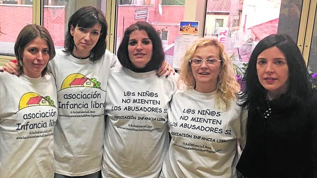 María Sevilla, segunda por la derecha
