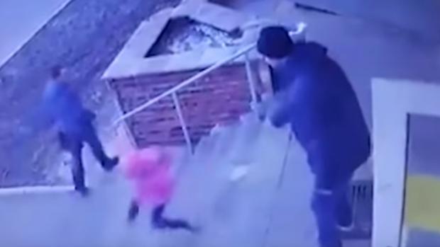 Momento en el que un padre lanza por las escaleras a su hija pequeña