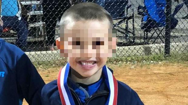 El pequeño Brantley Chandler colapsó en el campo de béisbol
