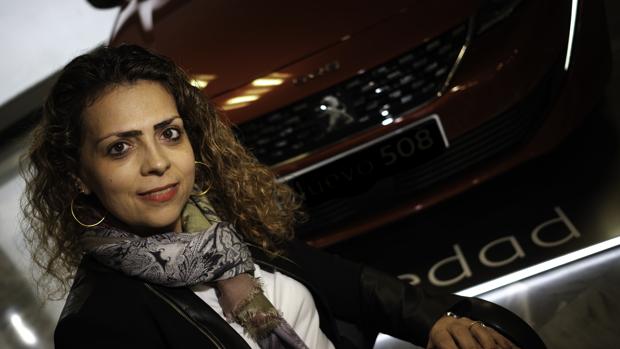 Helene Bouteleau, momentos antes de la entrevista, junto a uno de los flamantes Peugeot 508