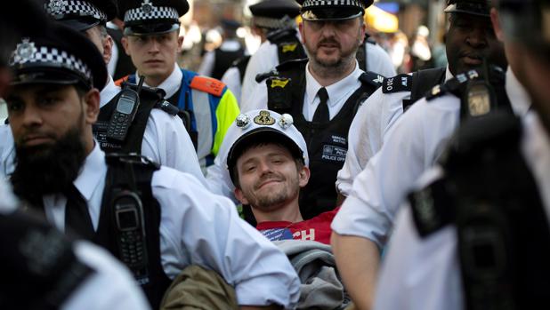 La Policía detiene a un manifestante durante una protesta en Londres