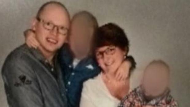 El asesino, junto a su mujer y sus hijos