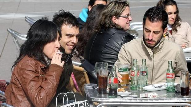 Jóvenes fumando en una terraza