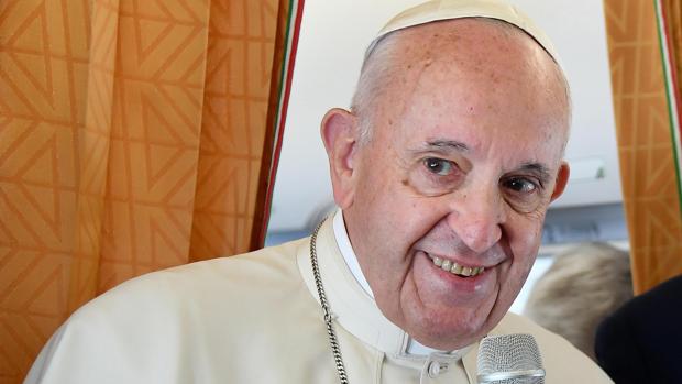 El Papa Francisco, durante el vuelo