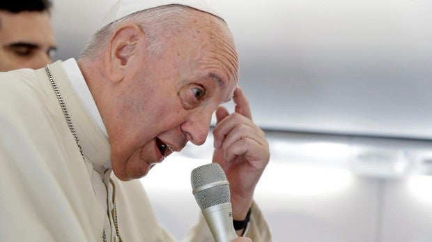 El Papa Francisco, en el avión de regreso de su último viaje, a Rumanía
