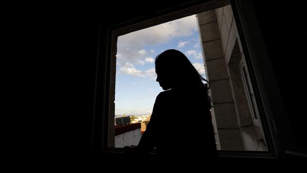 Silueta de una mujer maltratada