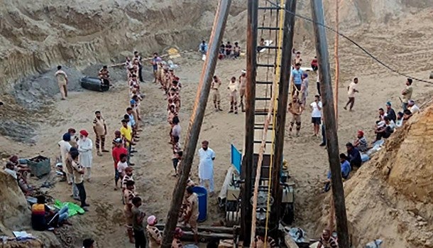 Foto del operativo en Sangrur dispuesto para sacar el cuerpo del niño