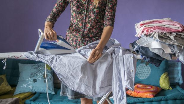 Una mujer plancha la ropa, en una imagen de archivo