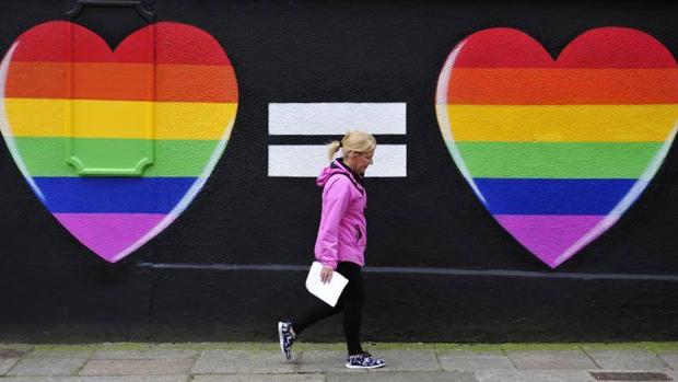 Pintada de dos corazones con los colores del arcoíris en Dublín, Irlanda