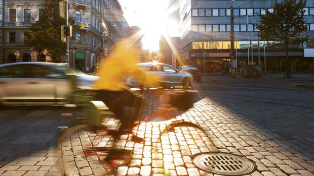El ciclista con chaleco reflectante ayuda al conductor a estar más atento, ser más prudente y dejar más distancia de seguridad