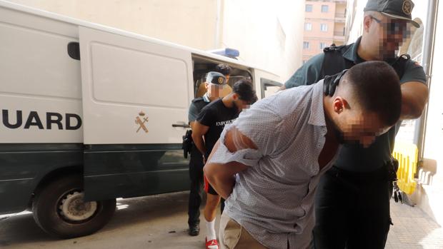 Los cuatro turistas alemanes detenidos por la presunta violación de una joven alemana entran a disposición judicial en los juzgados de Palma