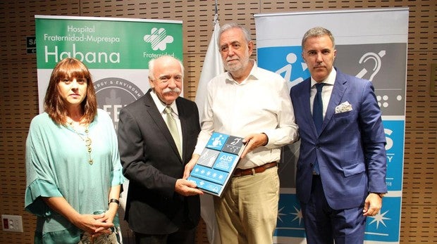 Entrega la placa Ignacio Lucini, patrono de la Fundación AIS a Carlos Aranda, director gerente de Fraternidad-Muprespa