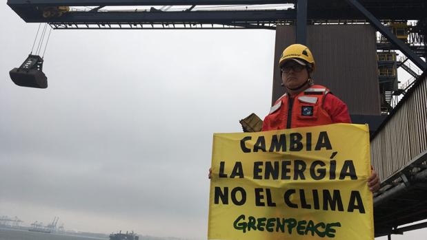 Greenpeace desembarca en la central de Los Barrios para reclamar el final del carbón