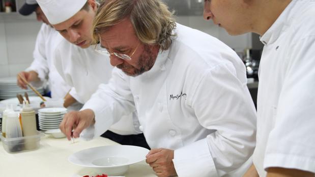 El neurólogo y chef Miquel-Sánchez Romera preparando una de sus creaciones