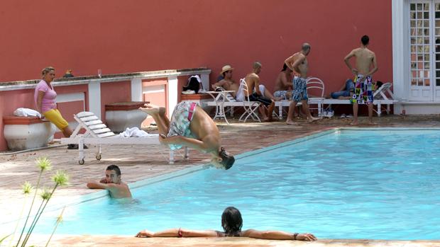En las piscinas hay que tener precaución ala hora de tirarse de cabeza