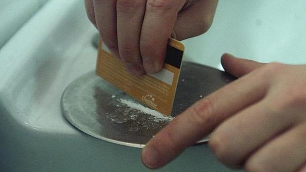 Imagen de archivo de un joven antes de esnifar cocaína