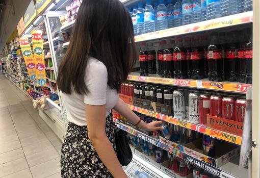 Alba cogiendo un Red Bull de 250 mililitros, bebida que contiene 80 mg de cafeína