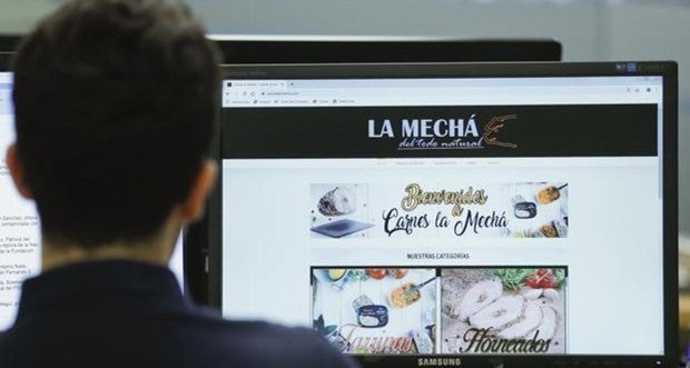 Un usuario navega, el pasado jueves, por la página web de Magrudis, que comercializa la carne mechada "La Mechá" causante de un brote de listeriosis
