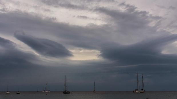Nubes cargadas de agua vistas desde la playa de Sant Elm en Palma de Mallorca