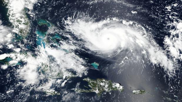 Imagen satélite de la NASA que muestra cómo el huracán Dorian se aproxima a las Bahamas