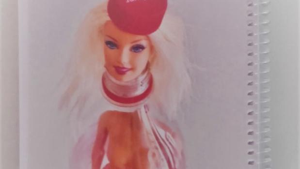 Agenda escolar del Instituto de Enseñanza Secundaria Damià Huguet de Mallorca en la que aparece la Barbie desnuda