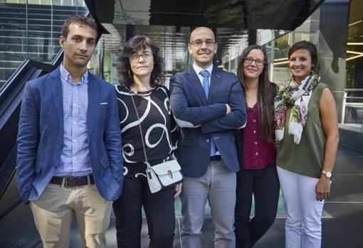 El hematólogo José María Bastida (centro) junto a su equipo