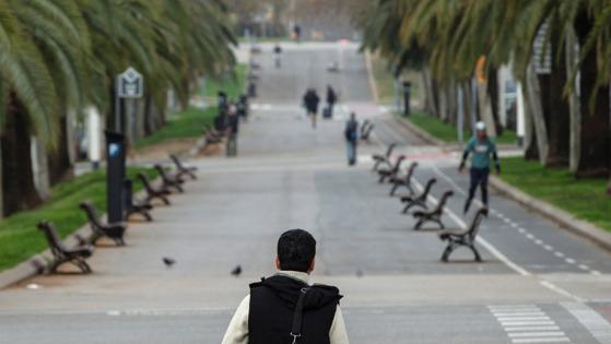 Varias personas caminan por las calles de Barcelona este domingo en el que termina la semana hasta ahora más critica por la epidemia de coronavirus con el arranque de las medidas decretadas por el Gobierno ante la crisis, que implican, entre otras cosas, restricciones a la libertad de circulación
