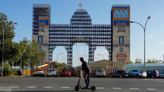 Así estaba este domingo la portada de la Feria de Abril de Sevilla, suspendida por el coronavirus